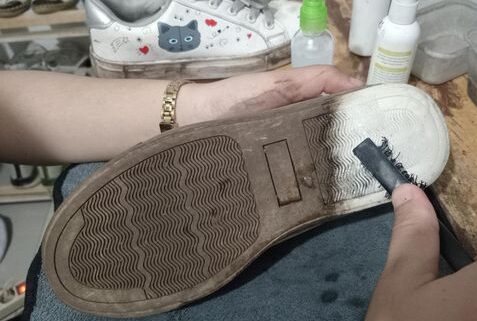 Proses mencuci sepatu